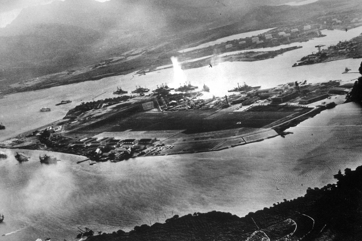 Остров Форд с высоты птичьего полета во время нападения Японии на Перл-Харбор, 7 декабря 1941 года 