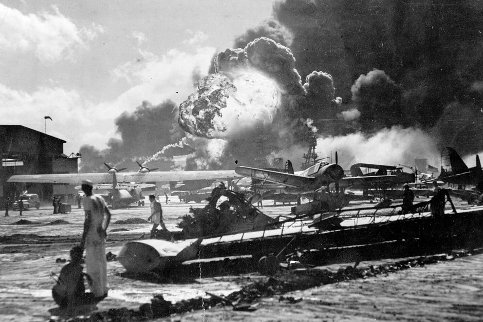 Взрыв на американском эсминце Shaw во время японской атаки, 7 декабря 1941 года