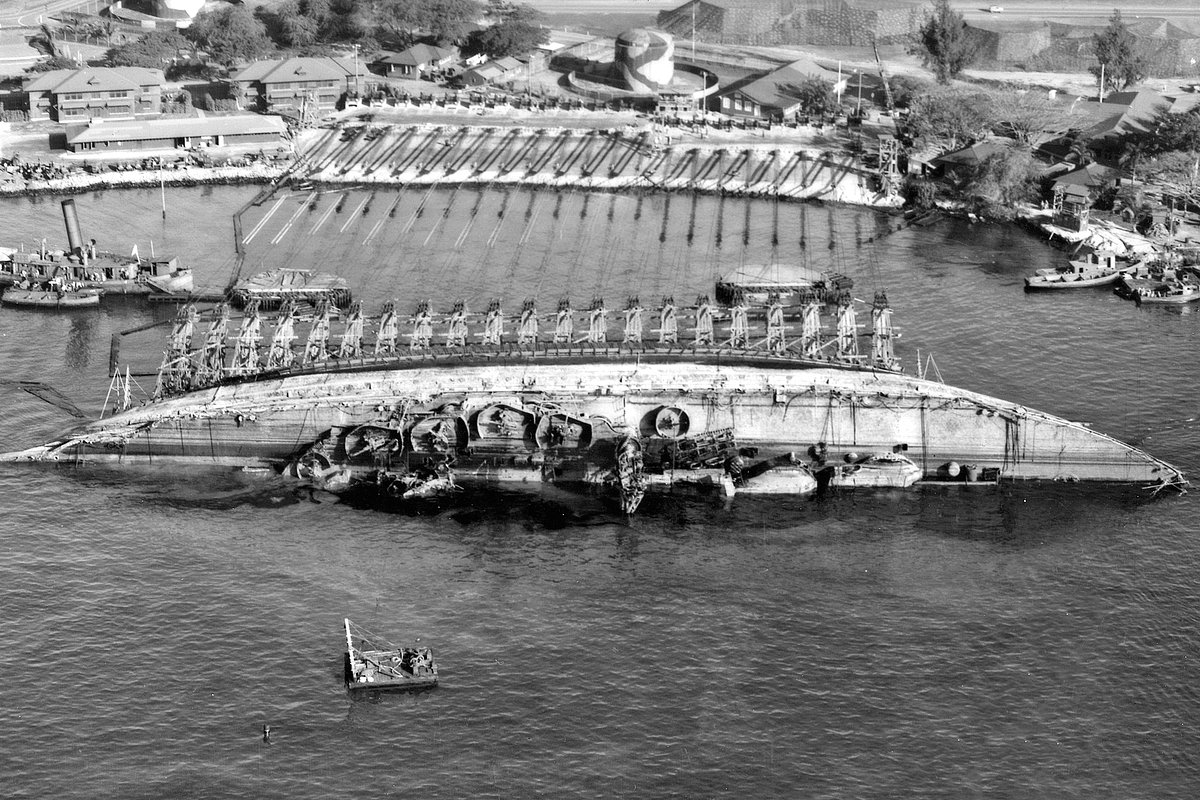 Линкор Oklahoma, перевернувшийся из-за попадания девяти японских торпед во время налета на Перл-Харбор, ставят на ровный киль, 19 марта 1943 года