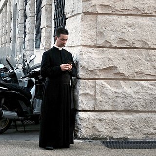 Ватикан разрешил сексменьшинствам участвовать в крещении и венчании