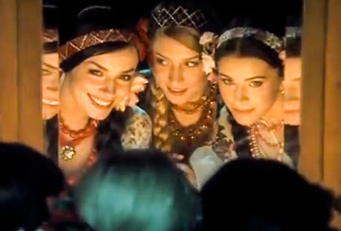 Оксана (Ани Лорак) и ее подружки, которых исполнили солистки группы «ВИА Гра»