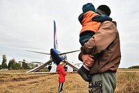 «Мы спасли человеческие жизни» Почему пилотов, посадивших в поле самолет с россиянами, заставляют уволиться? 
