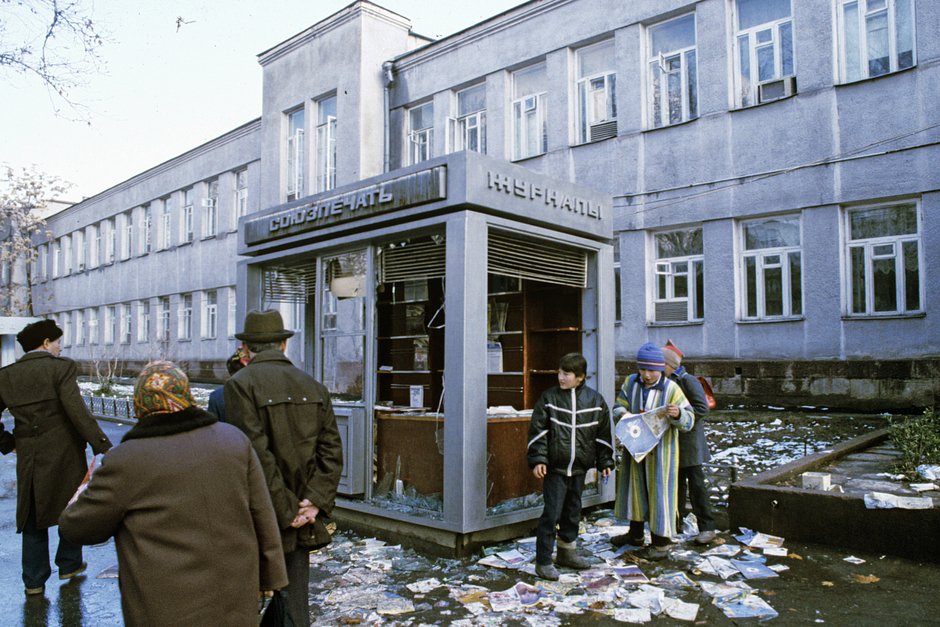 Разгромленный газетный киоск после массовых беспорядков в Душанбе, где было введено военное положение, 13 февраля 1990 года