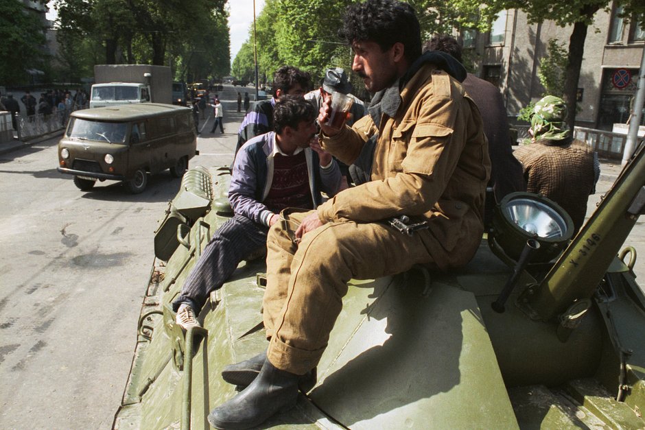 Вооруженные сторонники оппозиции на улицах Душанбе, 1 мая 1992 года
