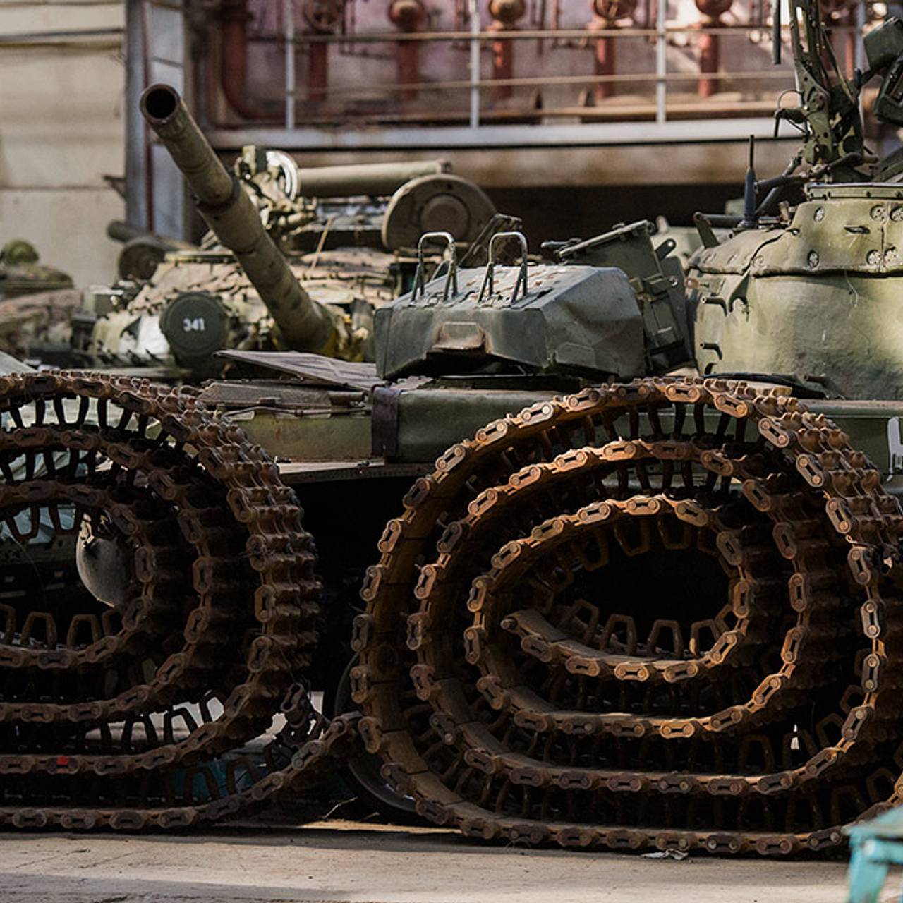 Купить танк в омске. Танковый тягач т72. Траки танка т 80. Гусеница т-80. Гусеницы т-72б3.