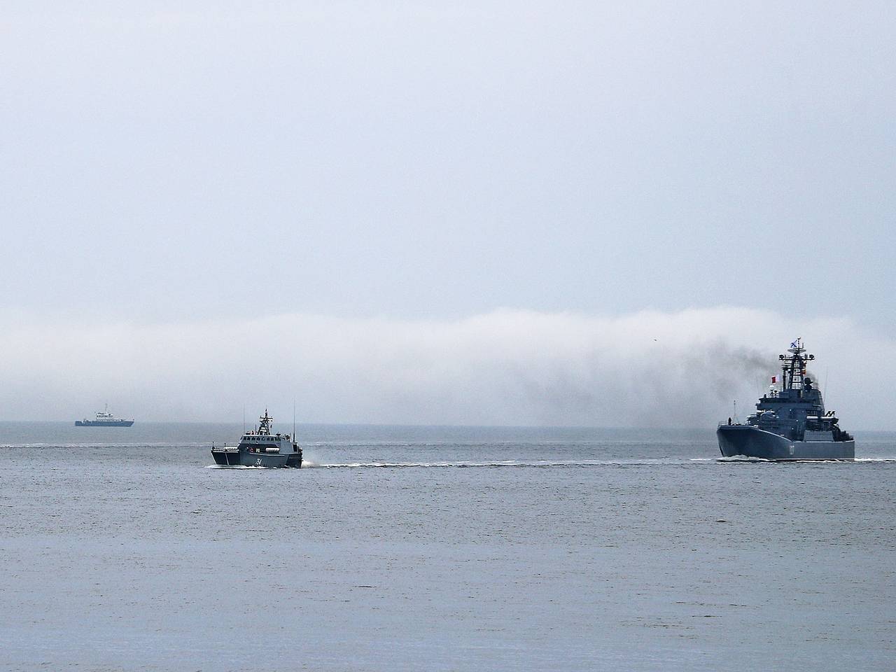 Стало известно о дежурящих у входа в Балтийское море кораблях ВМФ России:  Оружие: Наука и техника: Lenta.ru