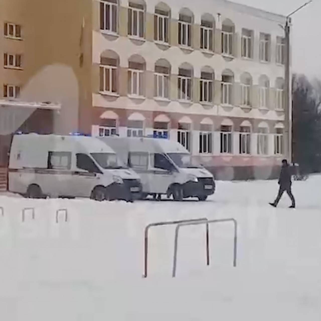 Стрельбу в гимназии в брянске. Стрельба в брянской школе. Стрельба в брянской гимназии. Гимназия 5 брянск стрельба. Гимназия 5 брянск стрельба.