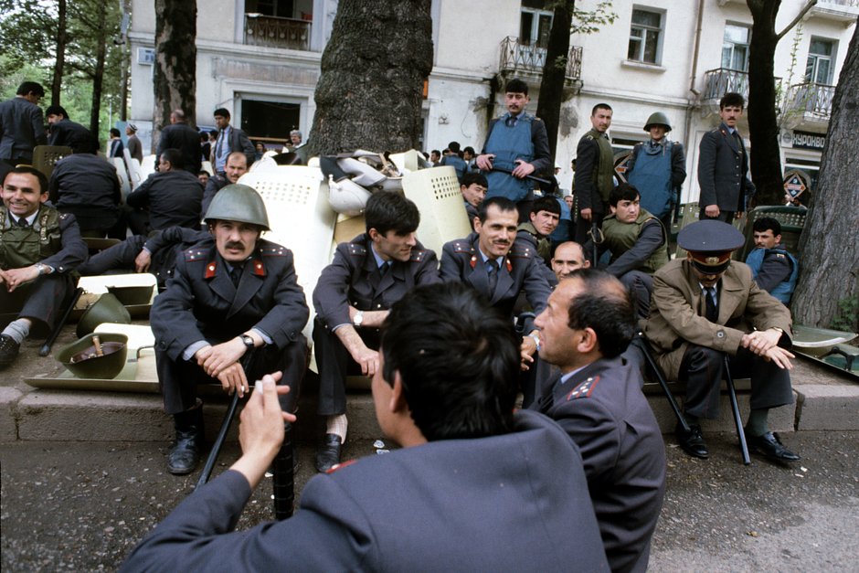 Митинги на площади Шахидон и Озоди разделяет милицейский кордон, выставленный правительством, 3 мая 1992 года