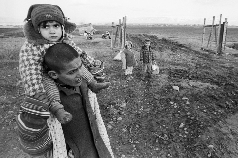 Беженцы, возвращающиеся в родные места после столкновений, 13 июня 1993 года