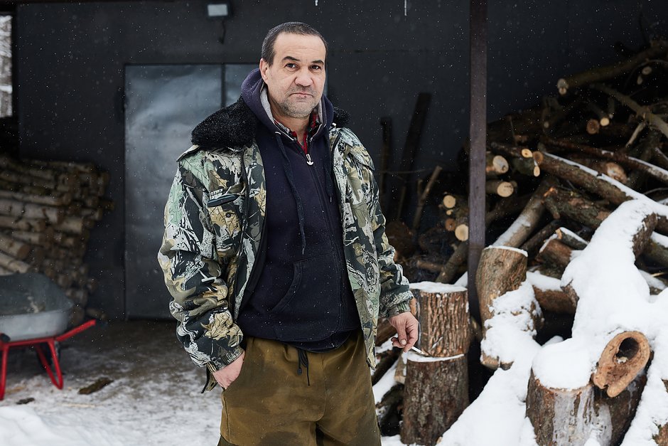 Дмитрий Шамаев рубит дрова, которых во время сезона понадобится очень много