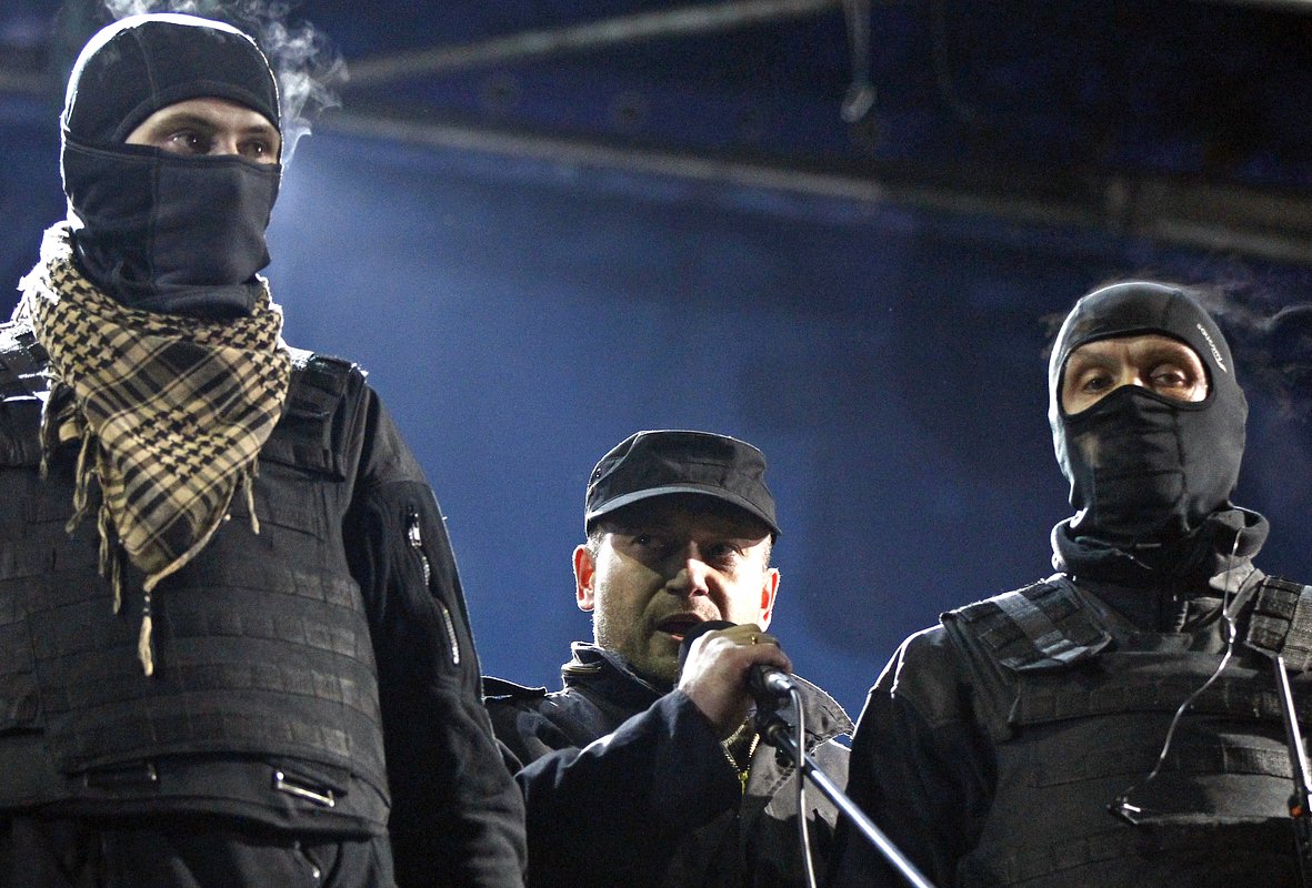 Дмитрий Ярош (в центре), лидер движения «Правый сектор» (организация признана террористической и запрещена в России), выступает во время митинга на площади Независимости в Киеве, 21 февраля 2014 года