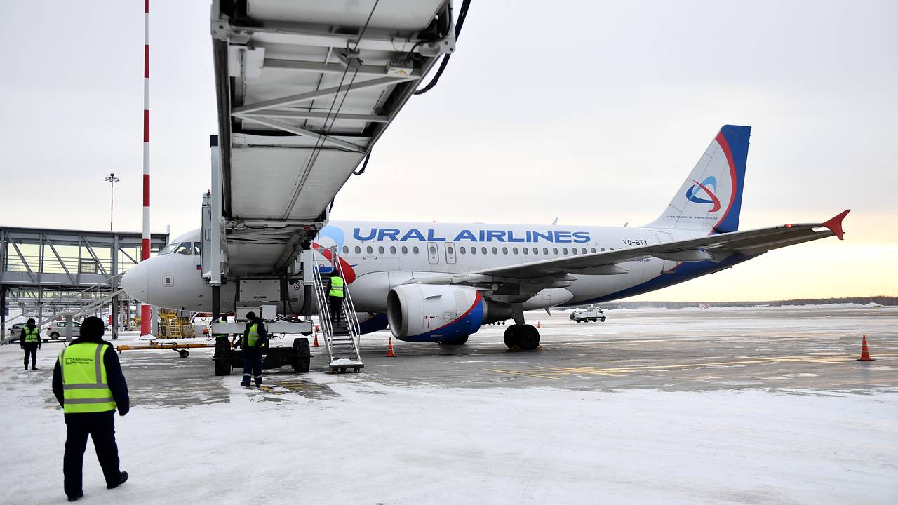 Российский самолет с пассажирами застрял в аэропорту из-за аномального  холода: Россия: Путешествия: Lenta.ru