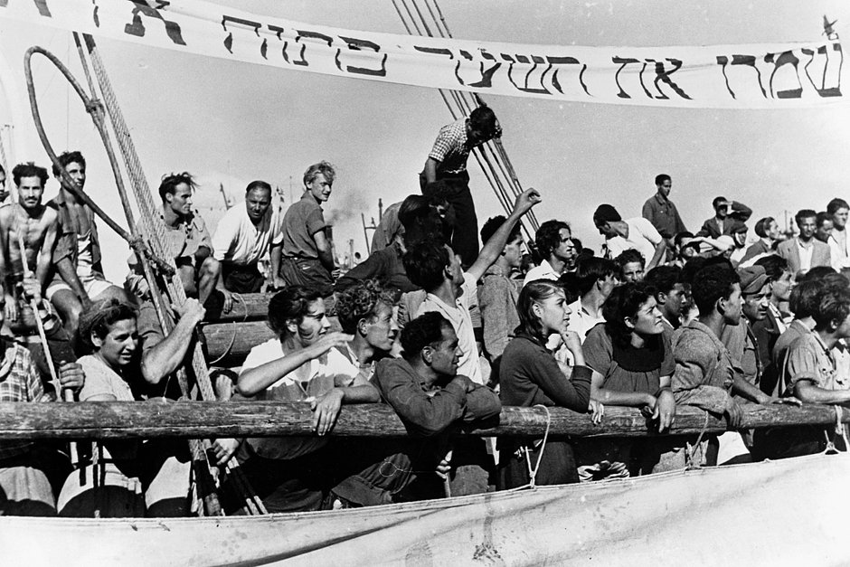 После 12 дней пребывания в море в стесненных условиях 450 выживших евреев прибывают в Хайфу. На баннере написано: «Держите ворота открытыми, мы не последние»