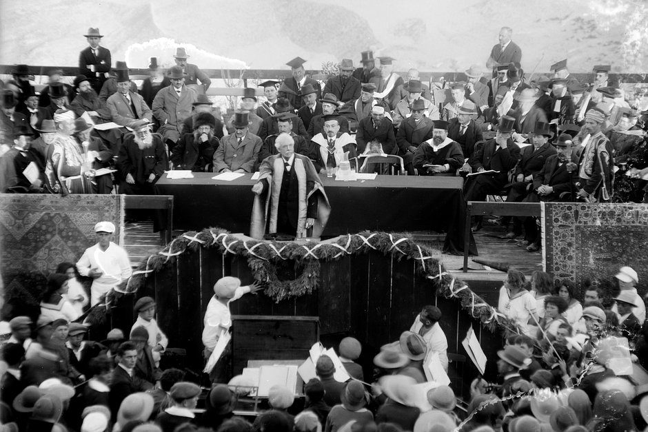 Лорд Артур Джеймс Бальфур, британский консервативный политик и государственный деятель, провозглашает открытие Еврейского университета в Иерусалиме, Палестина, 1925 год