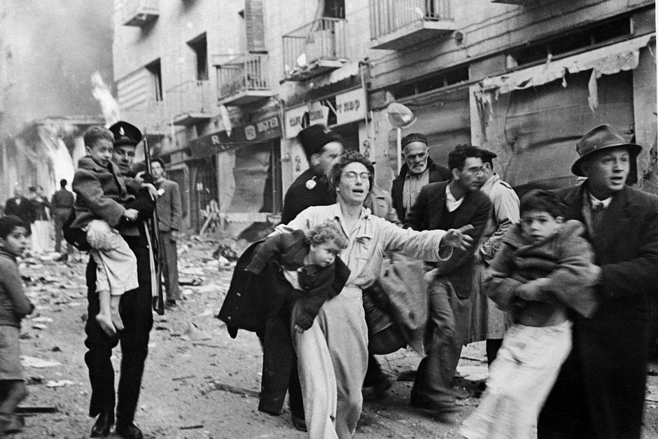Семья бежит из еврейского квартала Иерусалима после взрыва, 1948 год