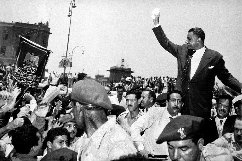 Президент Египта Гамаль Абдель Насер объявляет 250-тысячной толпе о национализации Суэцкого канала в день празднования четвертой годовщины революции, 26 июля 1956 года