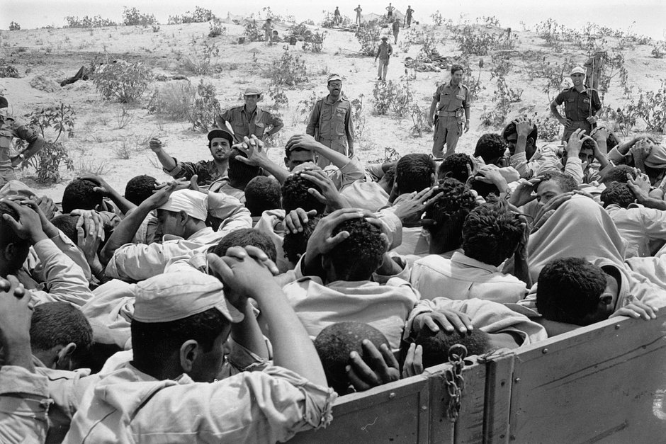Египетские пленные, захваченные израильскими войсками во время Шестидневной войны на Ближнем Востоке