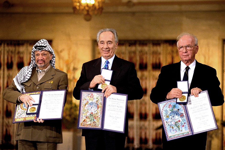 Премьер-министр Израиля Ицхак Рабин (в центре), министр иностранных дел Израиля Шимон Перес (справа) и палестинский лидер Ясир Арафат на вручении Нобелевской премии мира 1994 года, Осло, Норвегия