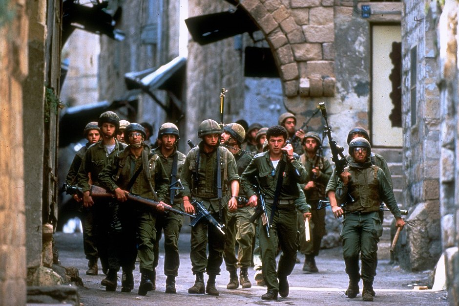 Группа вооруженных израильских солдат идет по улицам, Наблус, Западный берег реки Иордан, 1989 год