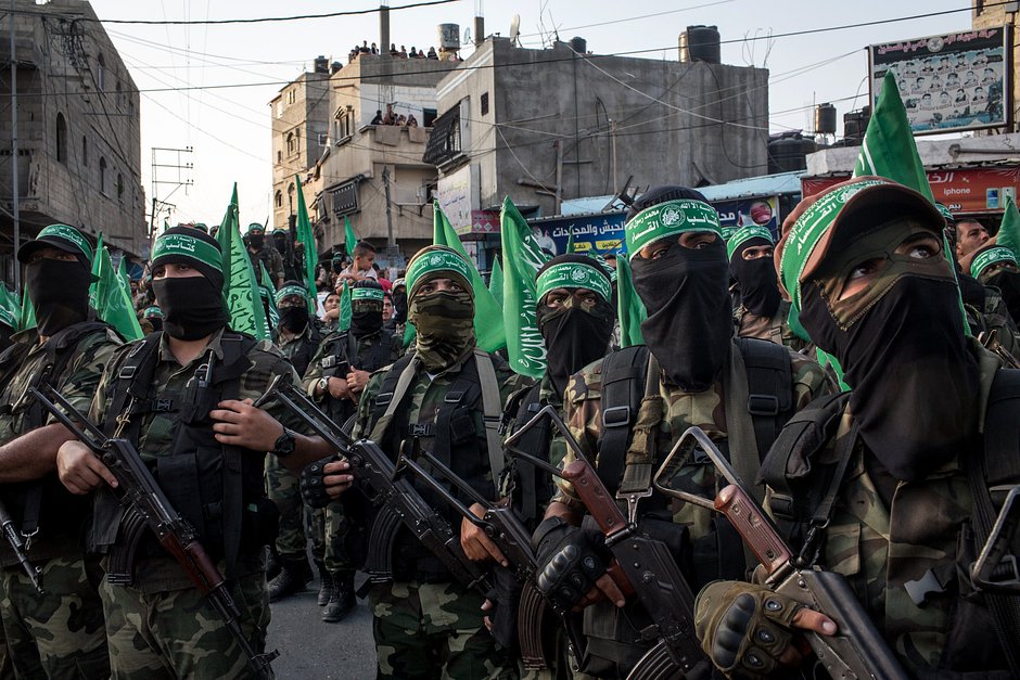 Палестинские боевики ХАМАС на военной демонстрации в Бани Сухейла, сектор Газа, 20 июля 2017 года