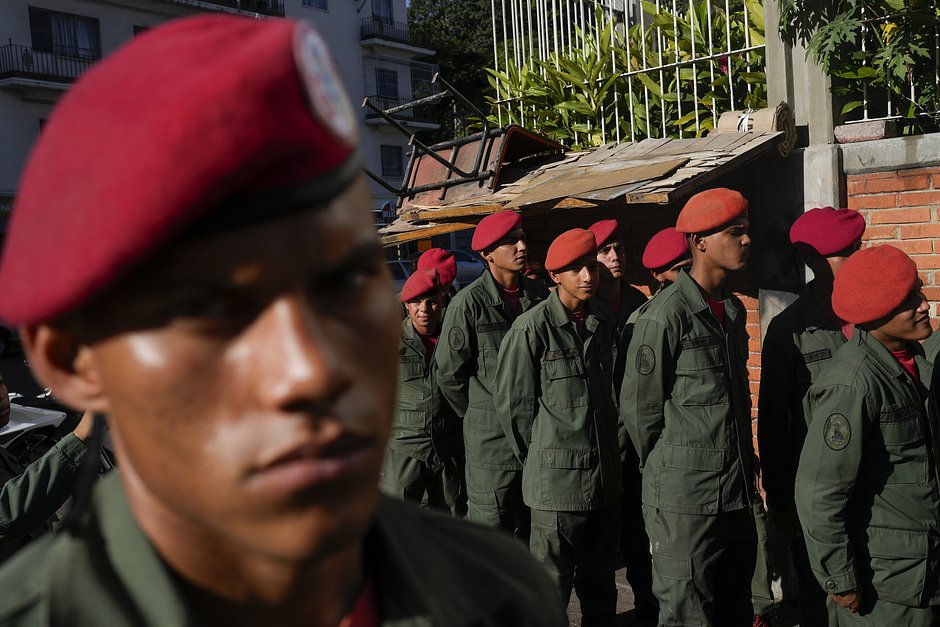 Члены президентской гвардии выстраиваются в очередь для голосования на референдуме о будущем спорной территории с Гайаной на избирательном участке в Каракасе, Венесуэла, 3 декабря 2023 года