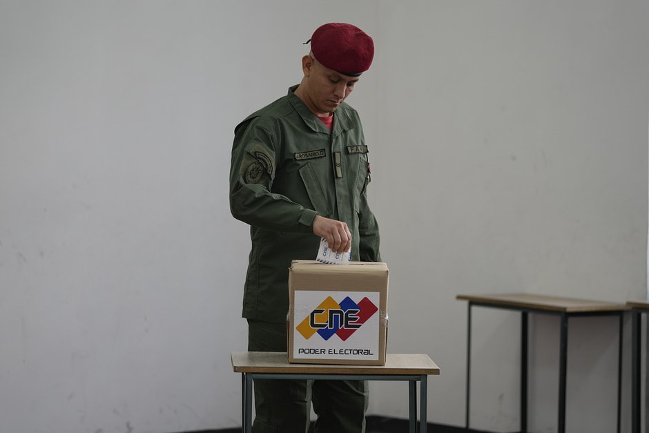Солдат президентской гвардии голосует во время референдума о будущем спорной территории с Гайаной на избирательном участке в Каракасе, Венесуэла, 3 декабря 2023 года