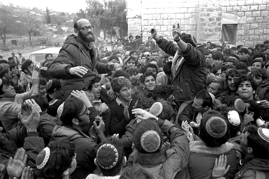 Израильский раввин Моше Левингер (слева) и лидер поселенцев Ханан Порат празднуют согласие правительства удовлетворить их требования о создании первого еврейского поселения в Самарии, Западный берег реки Иордан, 8 декабря 1975 года