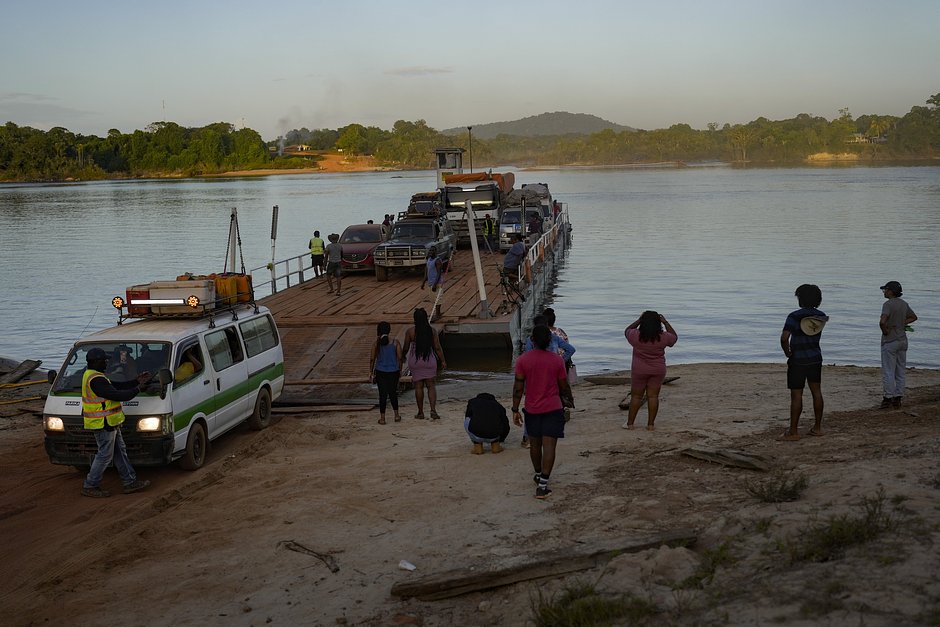 Путешественники ждут, чтобы пересечь реку Эссекибо на контрольно-пропускном пункте Курупукари в Гайане, 10 апреля 2023 года