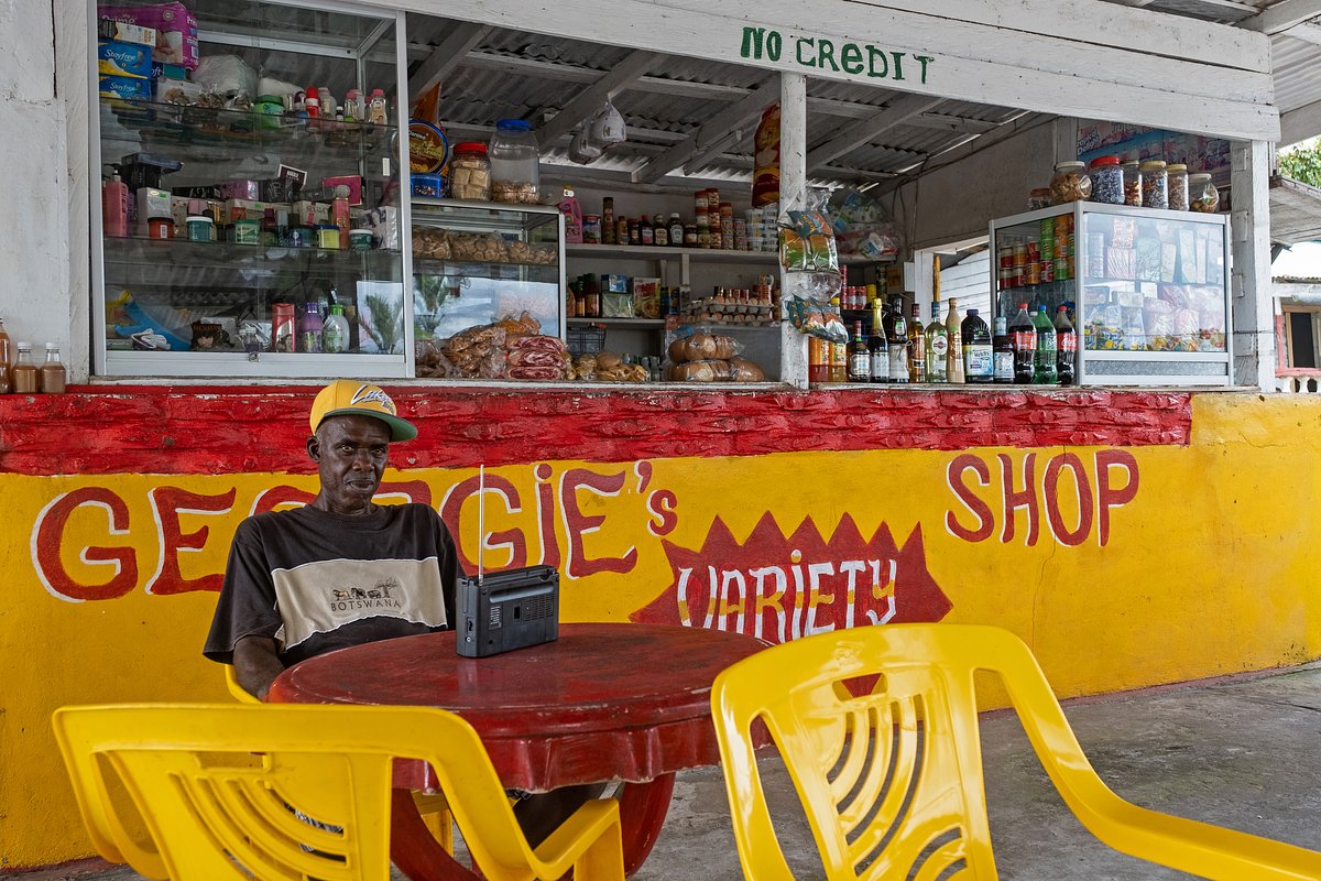 Владелец небольшого продуктового магазина на острове Эссекибо, регион Западная Демерара, Гайана, 2019 год