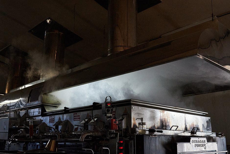Печь разжигают горелкой. В сезон сокотечения кленовары работают с обеда до 4 часов утра. За день они варят до семи бочек сиропа
