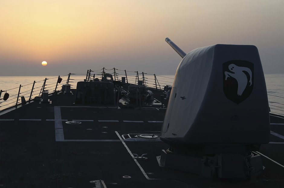 Ракетный эсминец USS Milius (DDG 69) класса «Арли Бёрк» Военно-морских сил США совершает транзит через Тайваньский пролив, 16 апреля 2023 года