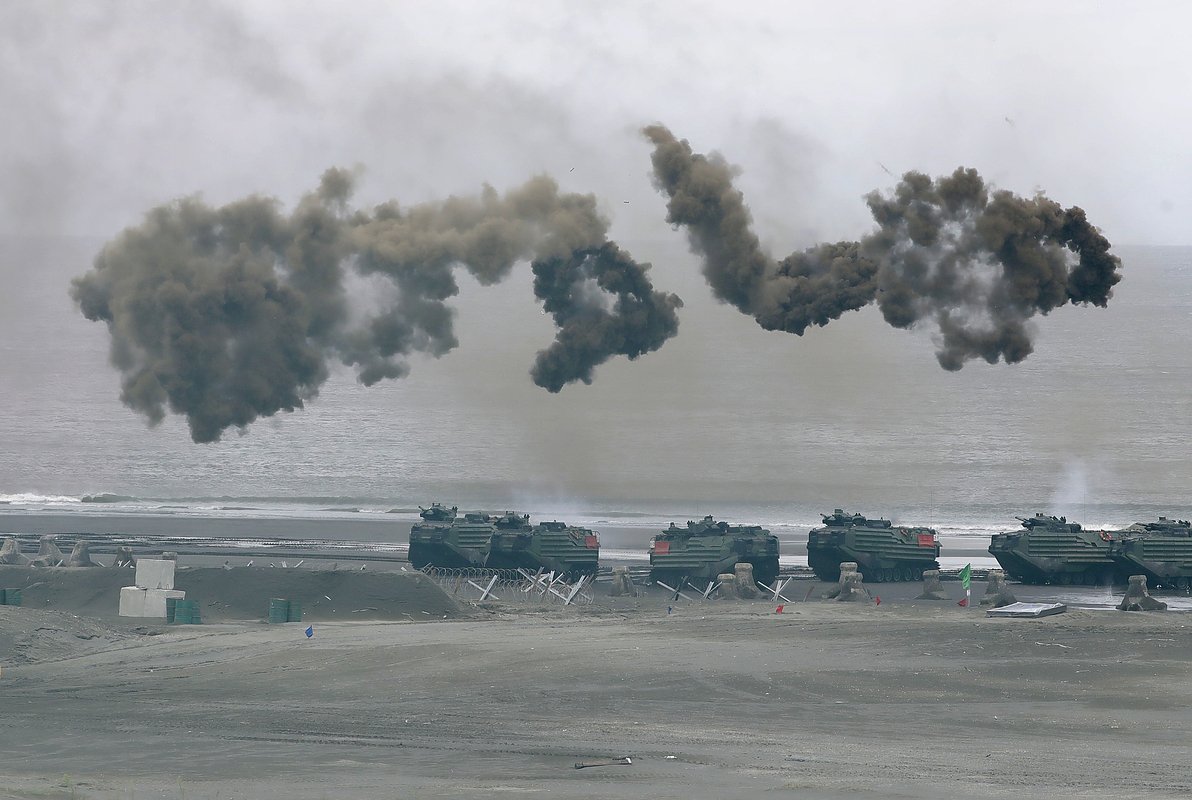 Тайваньские военные проводят учения Хан Куанг, которые имитируют противодесантные операции, недалеко от побережья около города Нью-Тайбэй, Северный Тайвань, 27 июля 2023 года