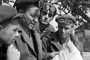 Члены бригады Птиченко с завода имени Карла Либкнехта читают газету. Днепропетровск, Украинская ССР, 1961 год