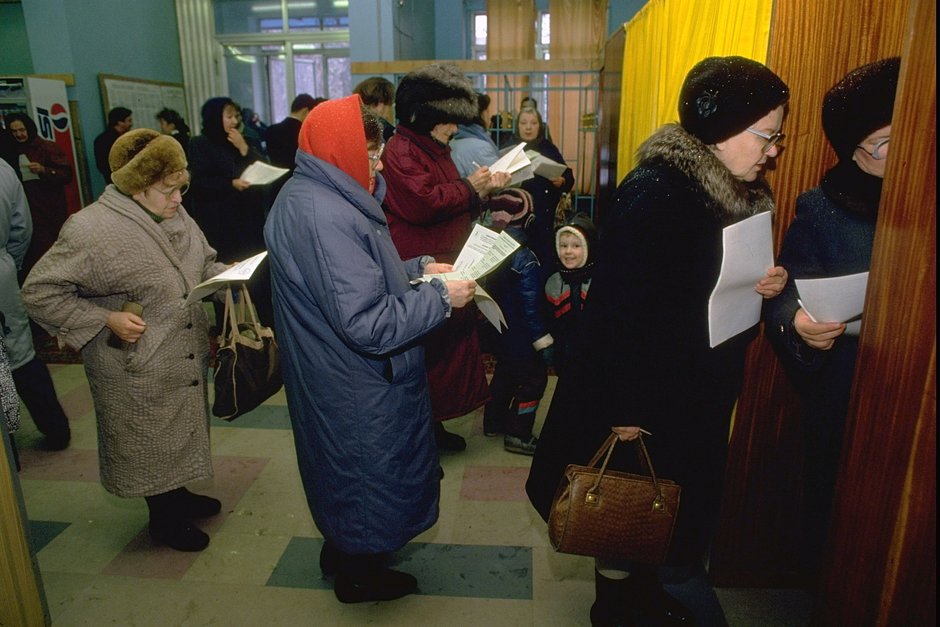 Избиратели в очереди к кабинкам для голосования 