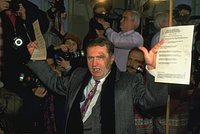 «Это гвалт и базар!» Драки, крики и женская грудь: 30 лет назад Россия выбрала самую скандальную Госдуму в истории