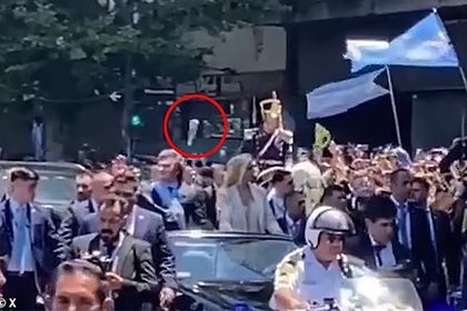 В нового президента Аргентины кинули бутылку на параде после инаугурации