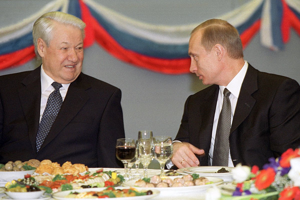 Президент России Владимир Путин и первый президент России Борис Ельцин на торжественном приеме в честь Дня Конституции, 2001 год