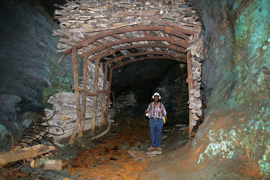 Горняк на медном руднике Кинсенда, ДР Конго, 5 мая 2005 года
