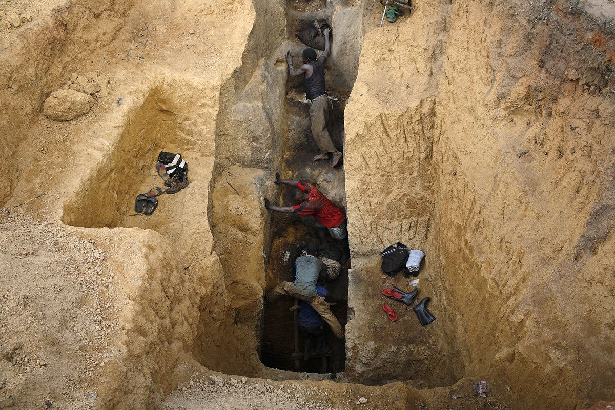 Мужчины выбираются из кобальтовой шахты Руаши, которую роют около 4000 горняков-ремесленников, ДР Конго, 13 декабря 2005 года
