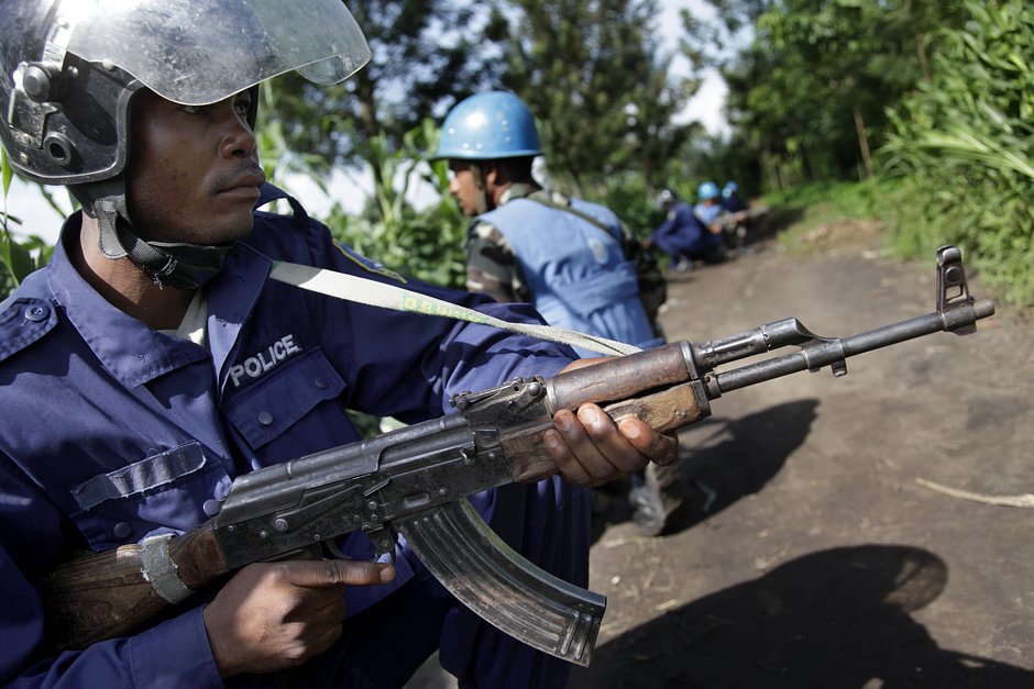 Солдаты миротворческой миссии ООН в ДР Конго (МООНДРК) и конголезская полиция (в темно-синей форме) патрулируют местность в Кивандже, примерно в 80 километрах к северу от Гомы, Демократическая Республика Конго, 27 апреля 2010 года