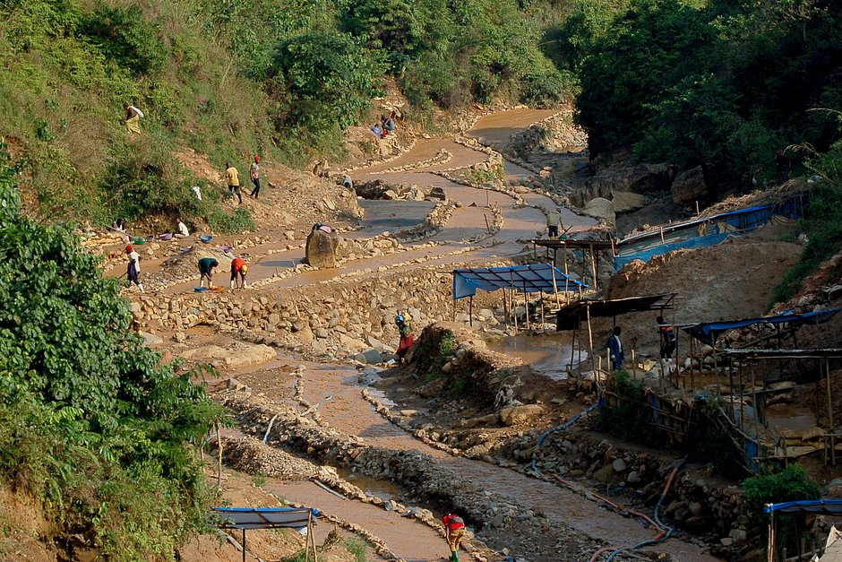 Рабочие, включая женщин и детей, работают на кобальтовой шахте, ДР Конго, 14 июля 2023 года