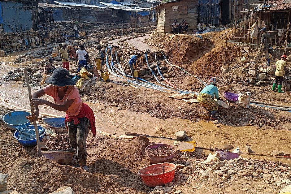 Рабочие, включая женщин и детей, работают на кобальтовой шахте, ДР Конго, 14 июля 2023 года