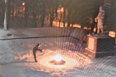 Две семьи мигрантов выдворят из России. Их дети забросали снегом Вечный огонь