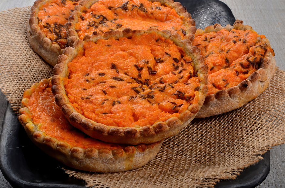 Латышский пирог с картофелем и морковью скландраусис, который готовится из крутого ржаного теста, замешанного на свином жире, воде и простокваше
