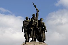 «Не на той стороне истории» В Софии начался демонтаж памятника Советской армии