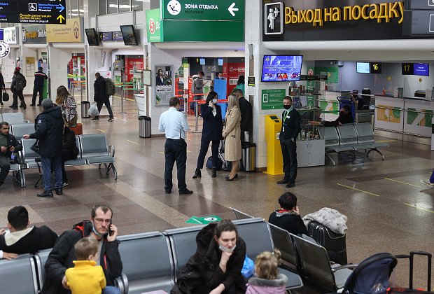 Пассажиры в международном аэропорту Краснодар имени Екатерины II