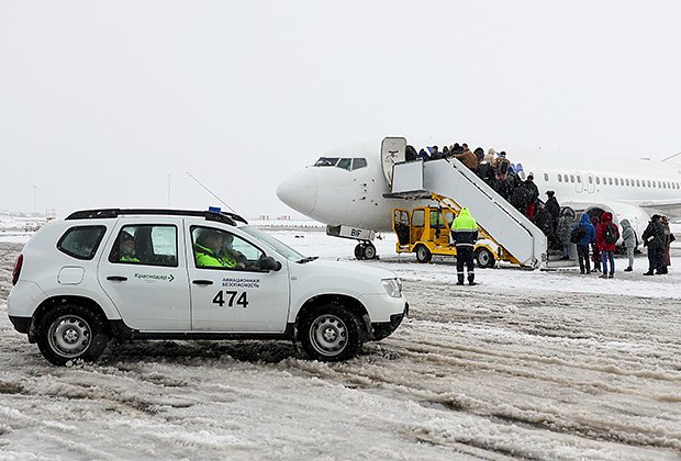 Автомобиль службы Авиационной безопасности в международном аэропорту Краснодар имени Екатерины II