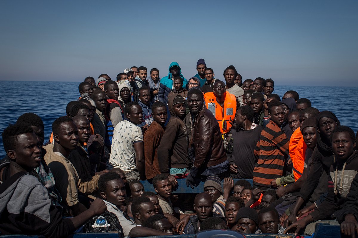Мигранты во время спасательной операции, проводимой судном «Феникс» гуманитарной организации Станция по спасению мигрантов на воде, у берегов Лампедузы, Италия, 18 мая 2017 года