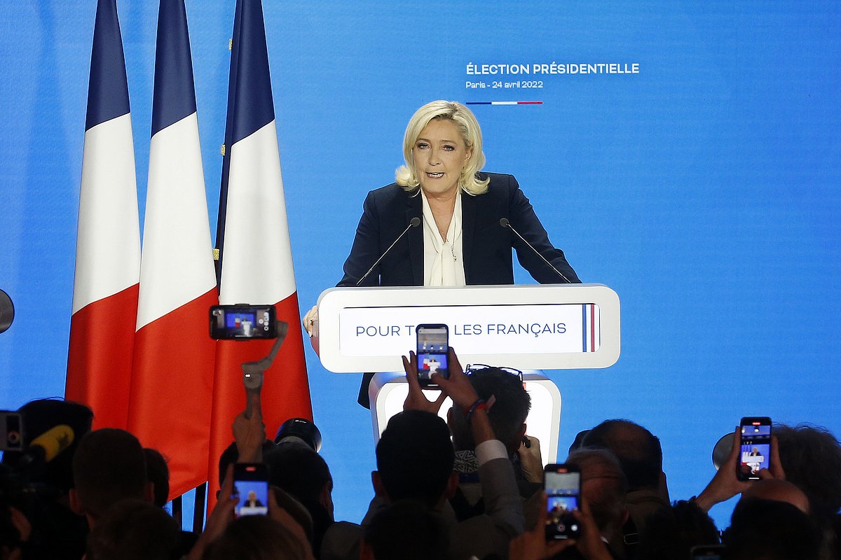 Лидер правой партии «Национальное объединение» Марин Ле Пен выступает во время президентских выборов 2022 года в «Павильоне д’Арменонвиль», Париж, Франция, 24 апреля 2022 года