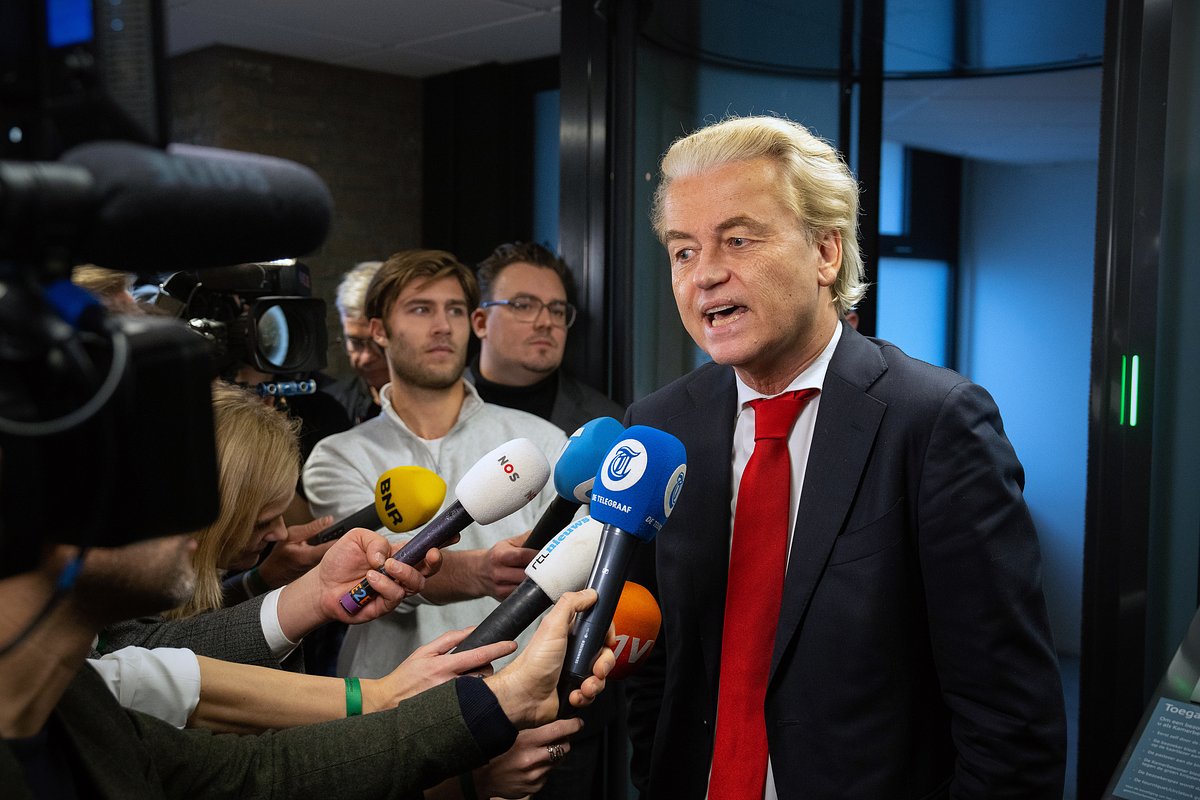 Герт Вилдерс, голландский правый политик и основатель «Партии свободы», беседует со СМИ 24 октября 2023 года в Гааге, Нидерланды